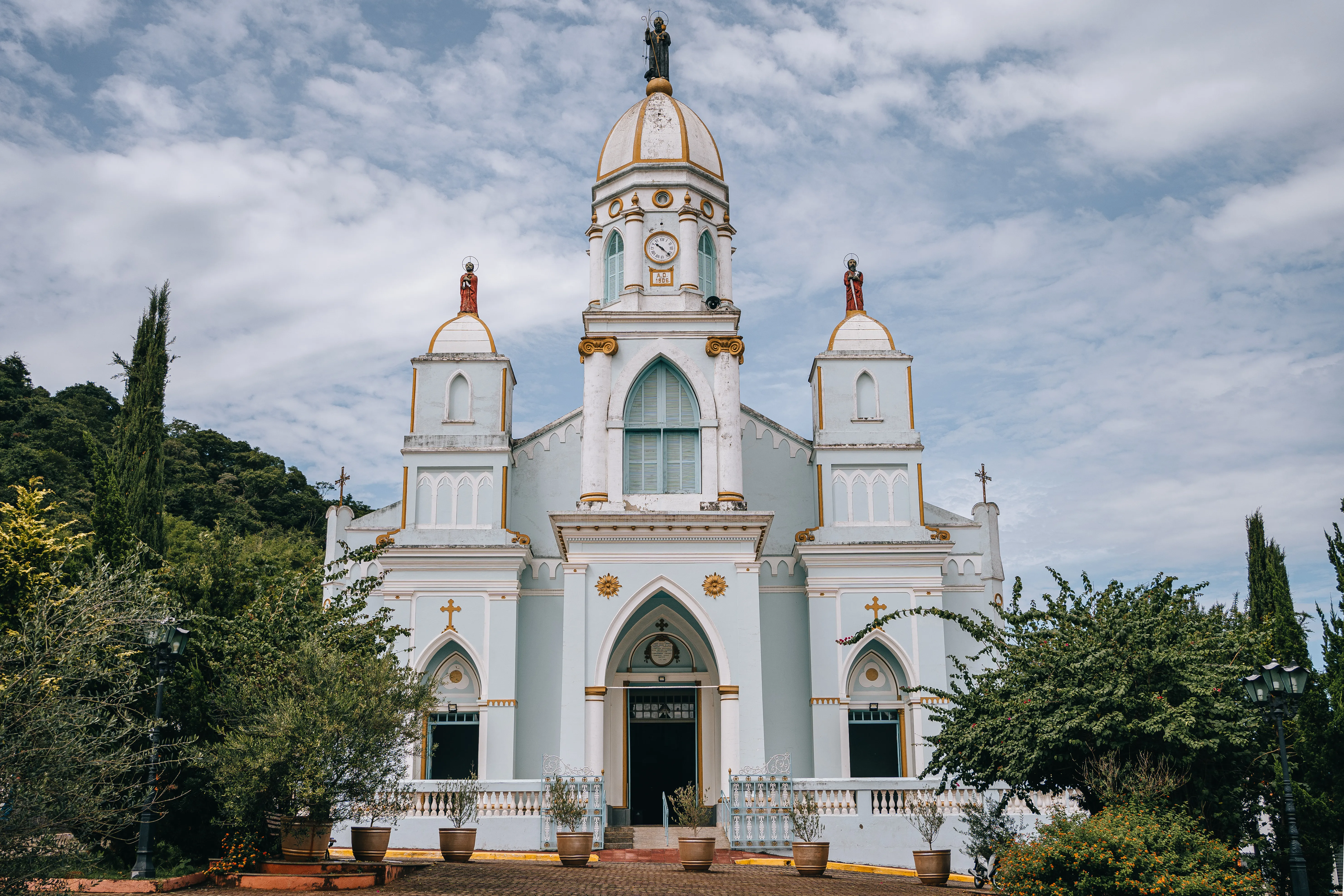 Piscina rodeada de flores e folhagens