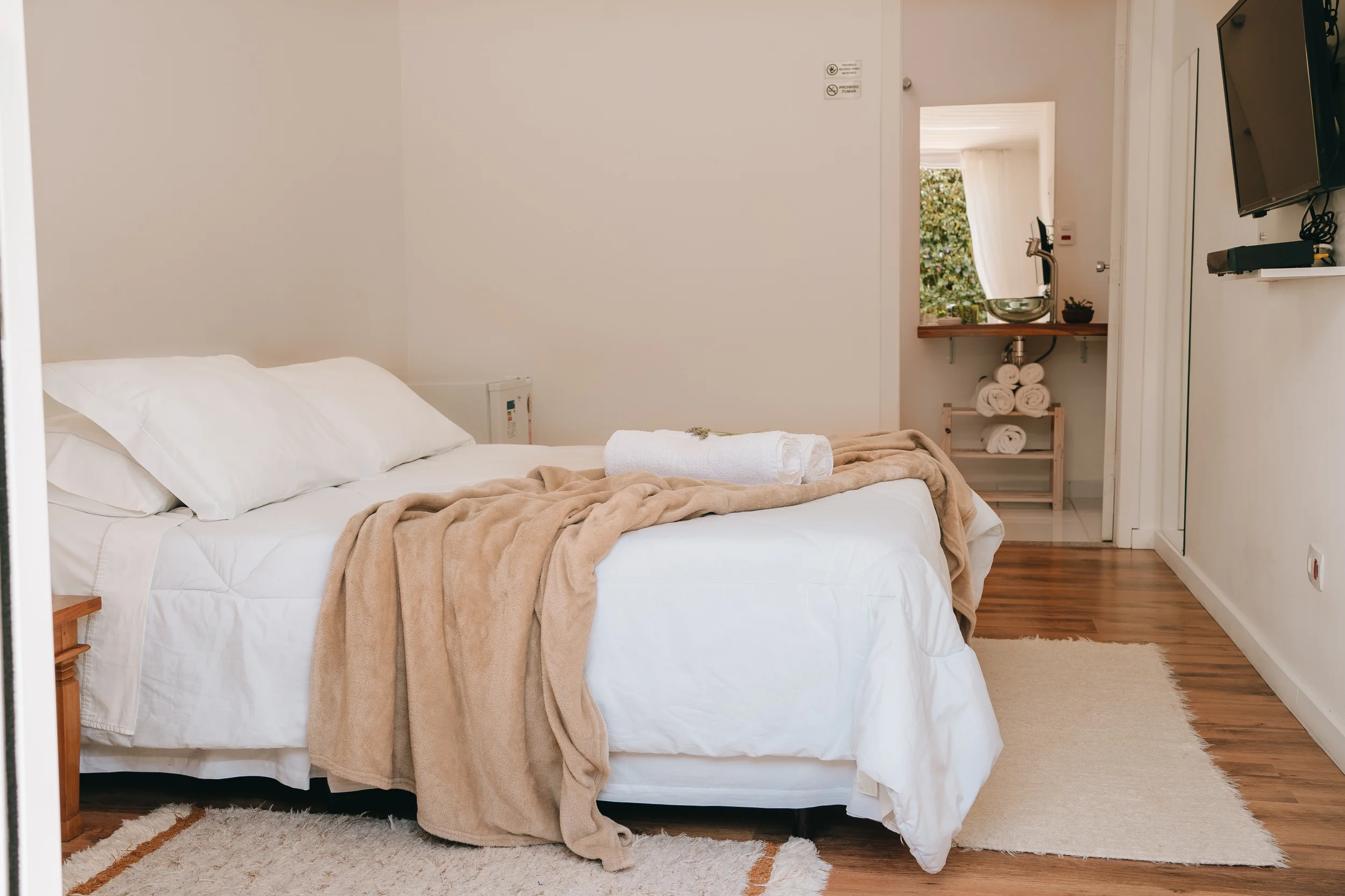 Quarto Confort com cama de casal e decoração acolhedora