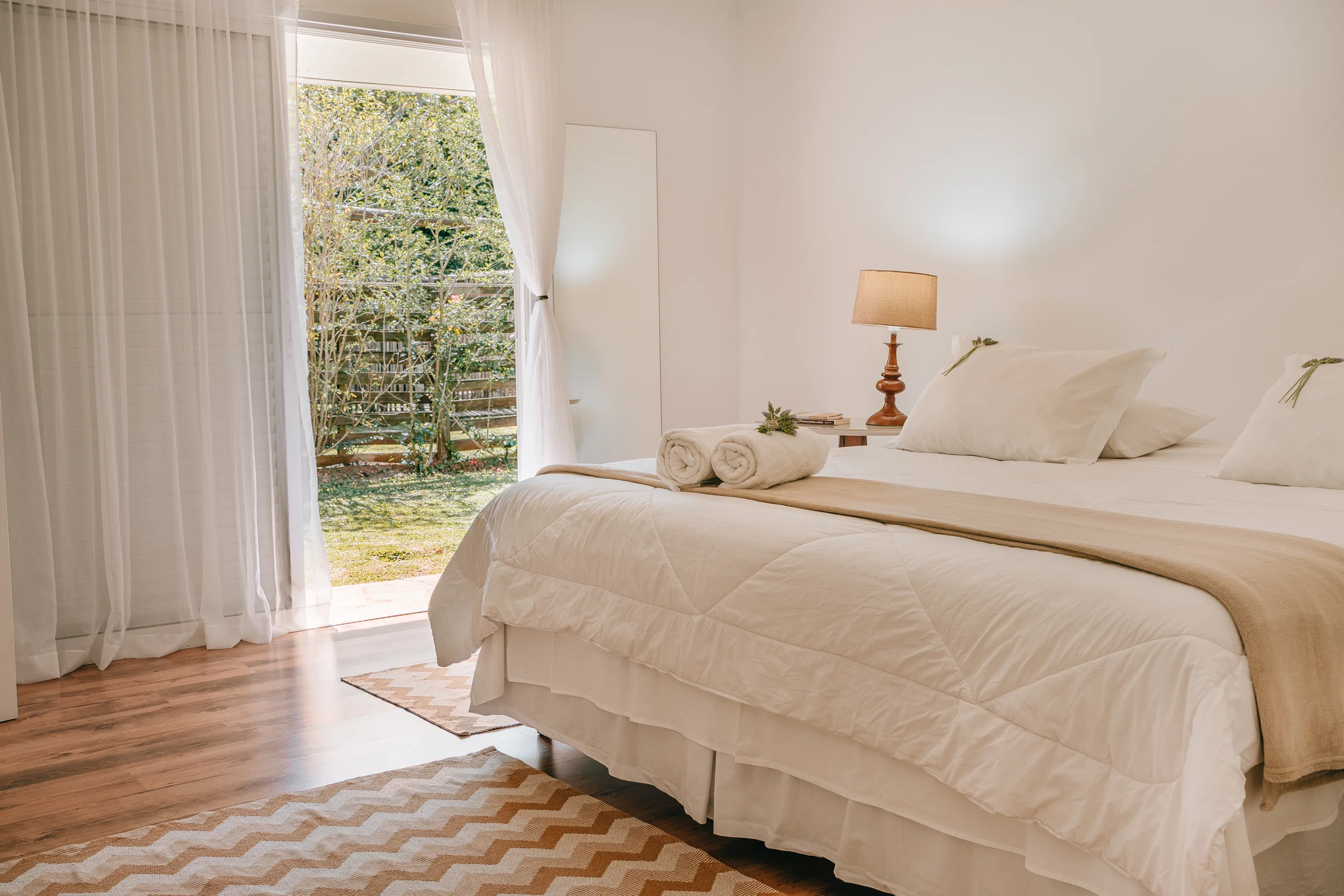 Quarto King com duas camas de solteiro e beliche