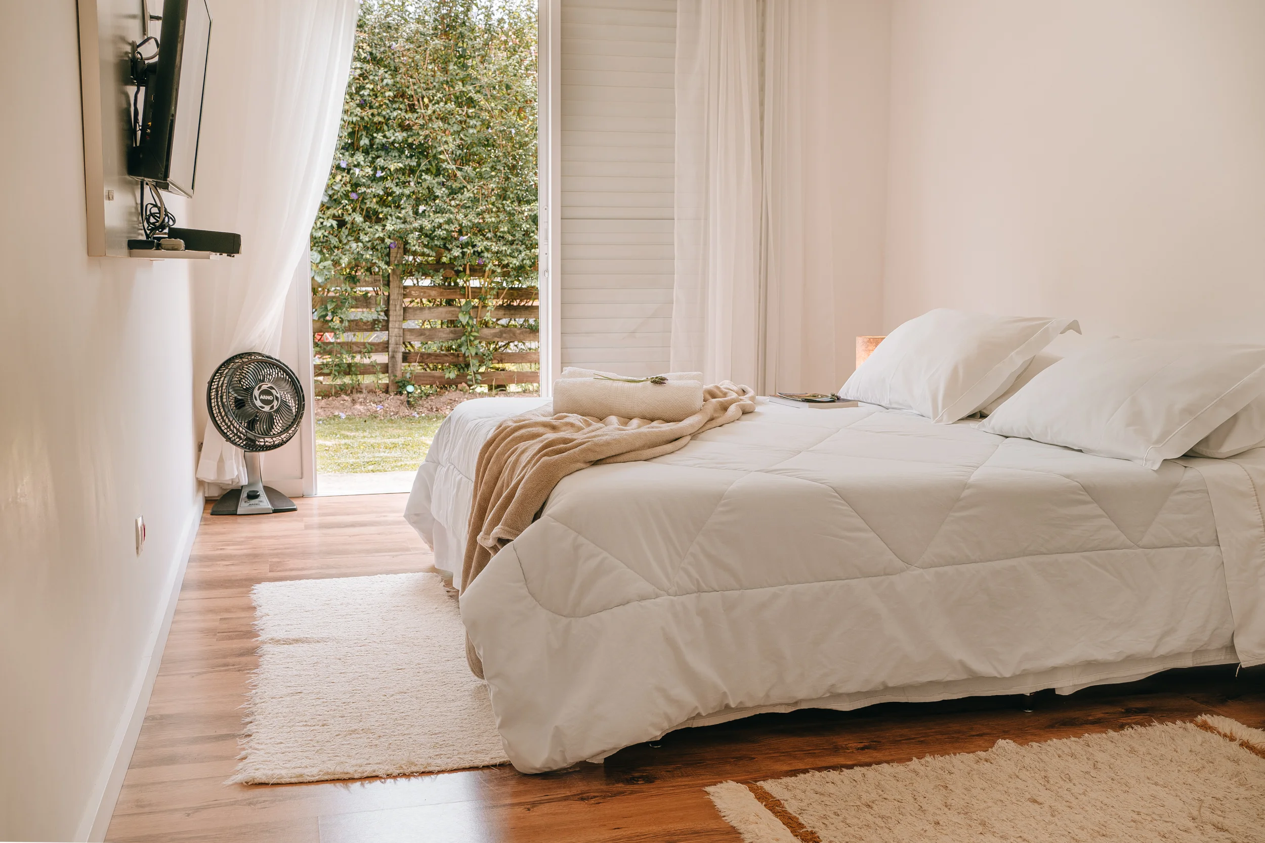 Quarto Queem com cama de casal e solteiro