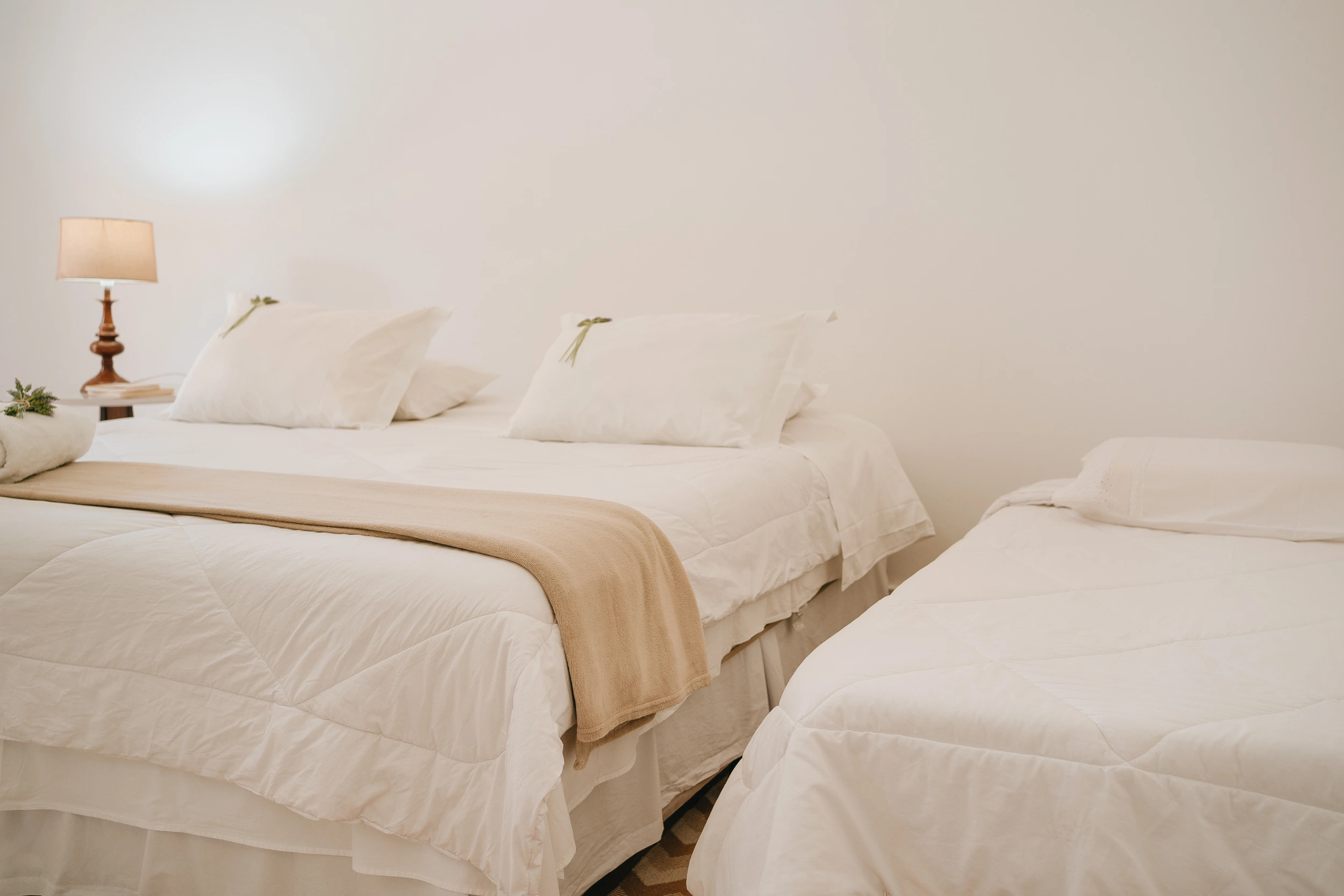 Quarto Triplo com cama queen size e varanda